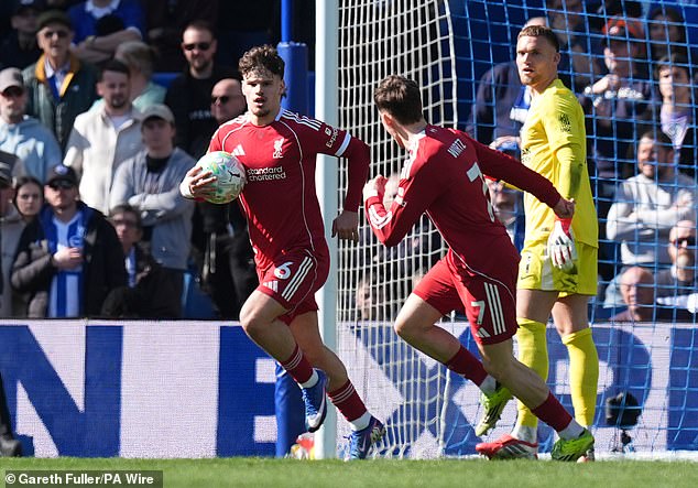 Милош Керкез сравнял счет для хозяев, воспользовавшись ошибкой игроков «Брайтона».