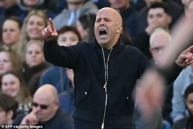 Арне Слот столкнулся с серьезными травмами ключевых игроков своей команды и провел непростой период матчей.